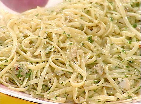 Fast And Easy Linguine With White Clam Sauce