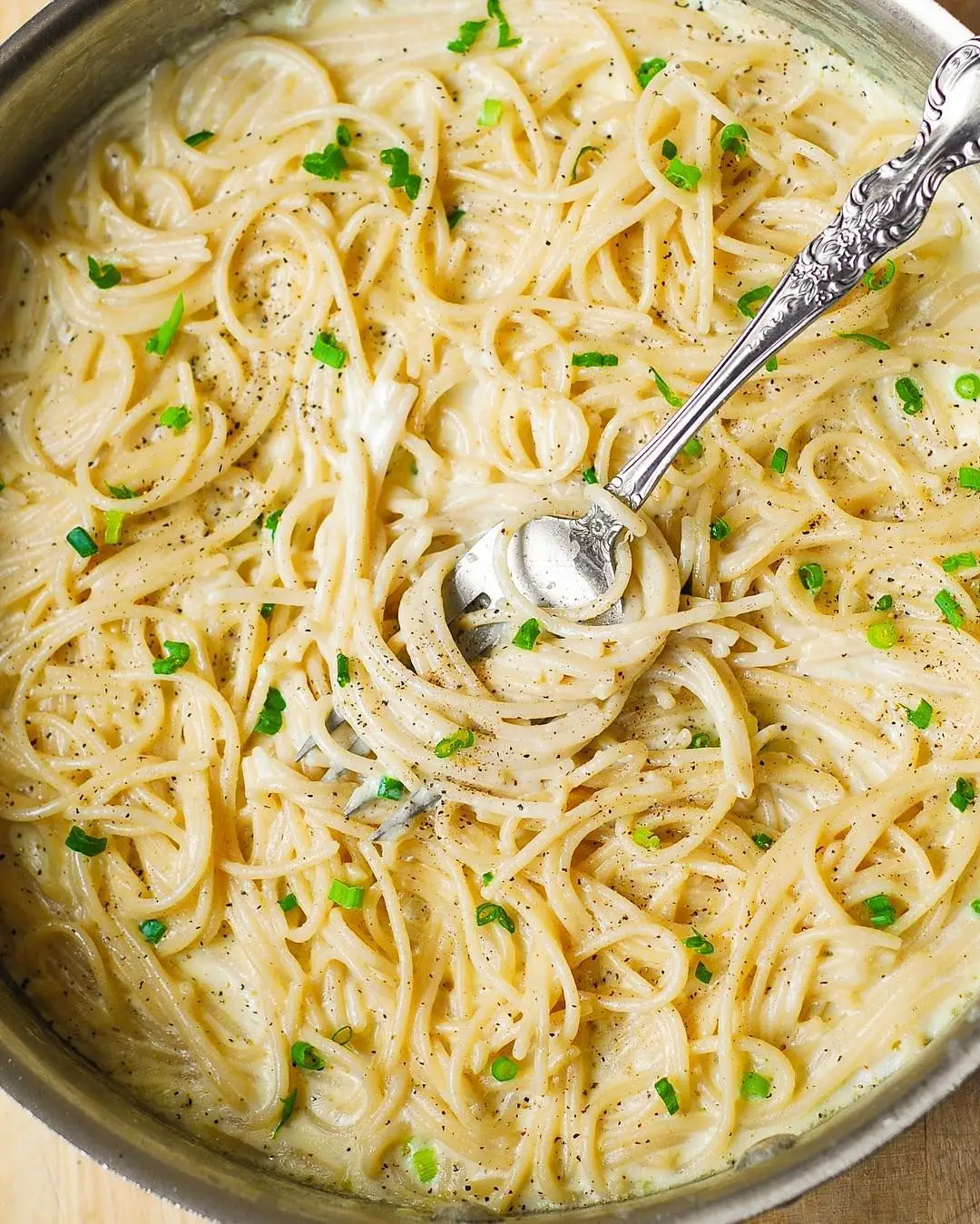 Homemade Creamy Four Cheese Garlic Spaghetti Sauce is the best white ...