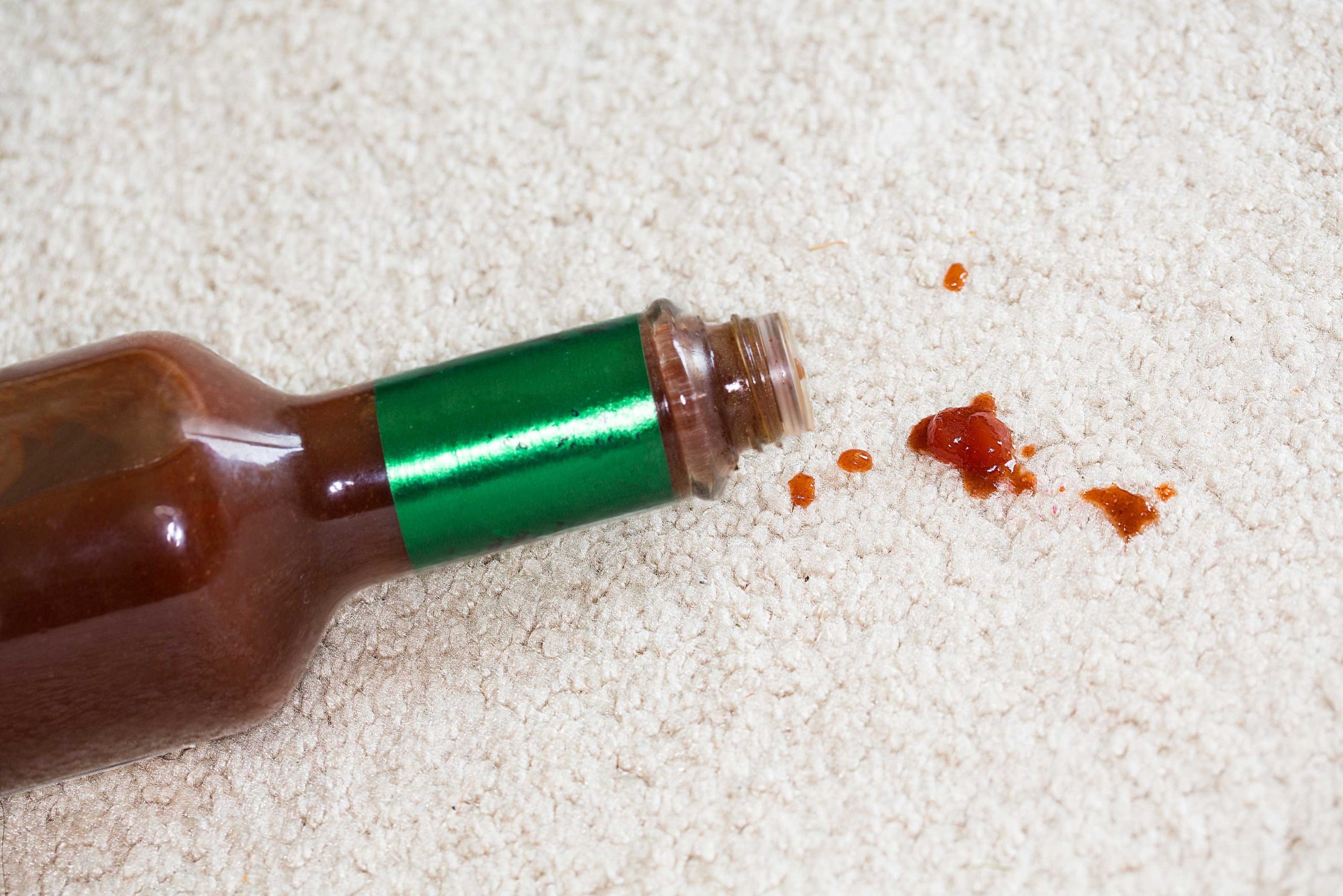 How to Get Hot Sauce Out of Carpet (with Pictures)