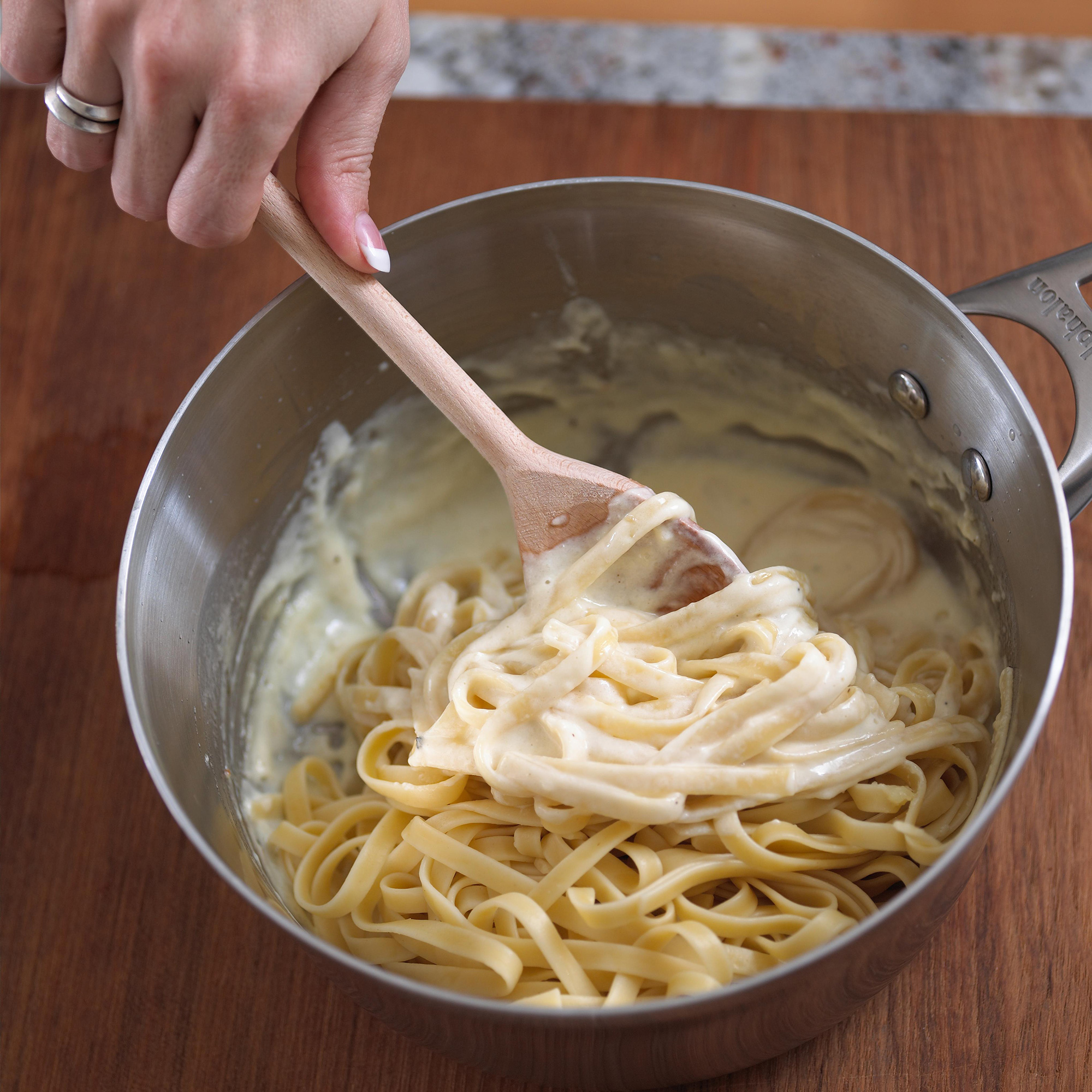 How to Make Alfredo Sauce from Scratch