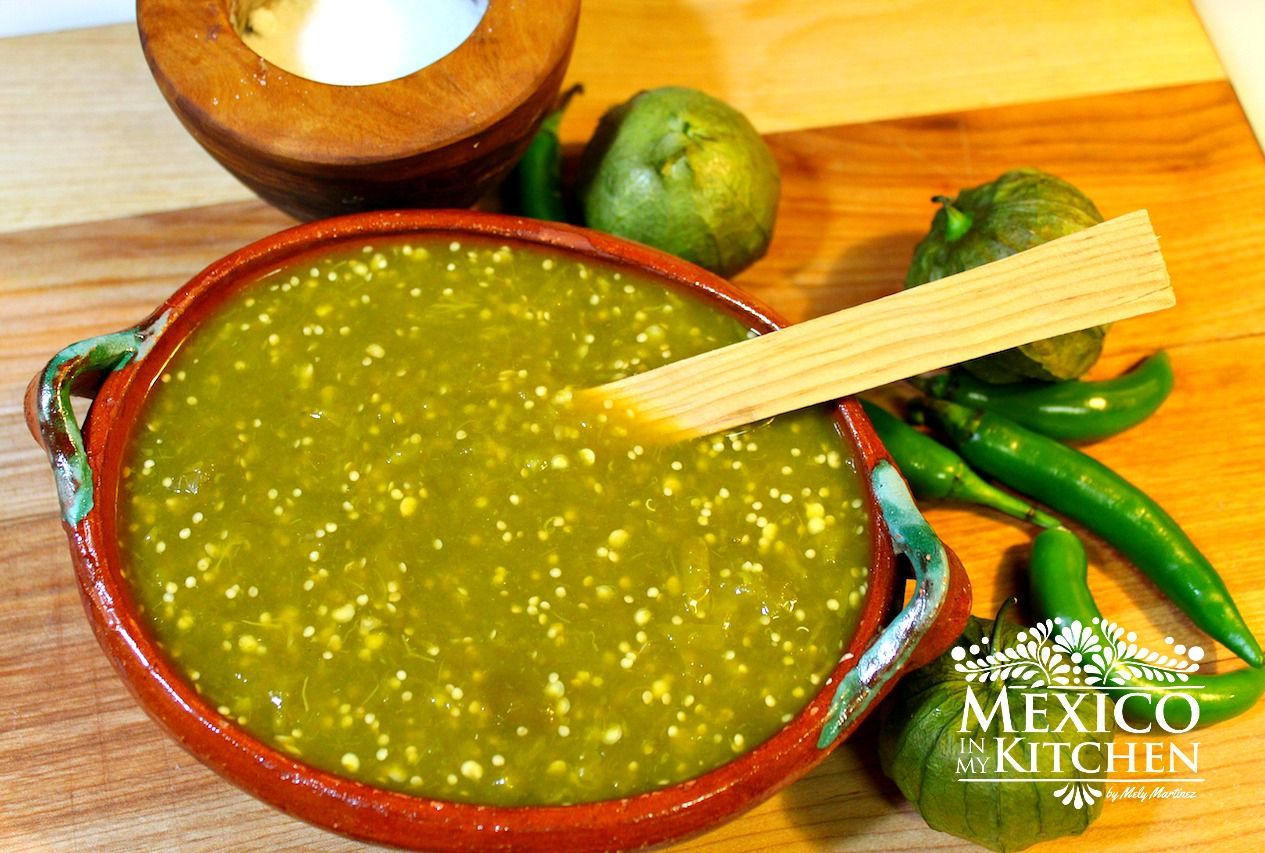 How to make spicy green tomatillo sauce