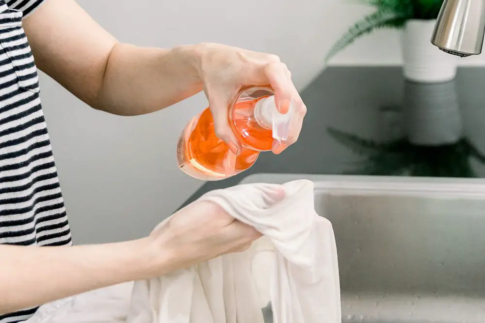 How to Remove Tomato Sauce Stains From Clothing