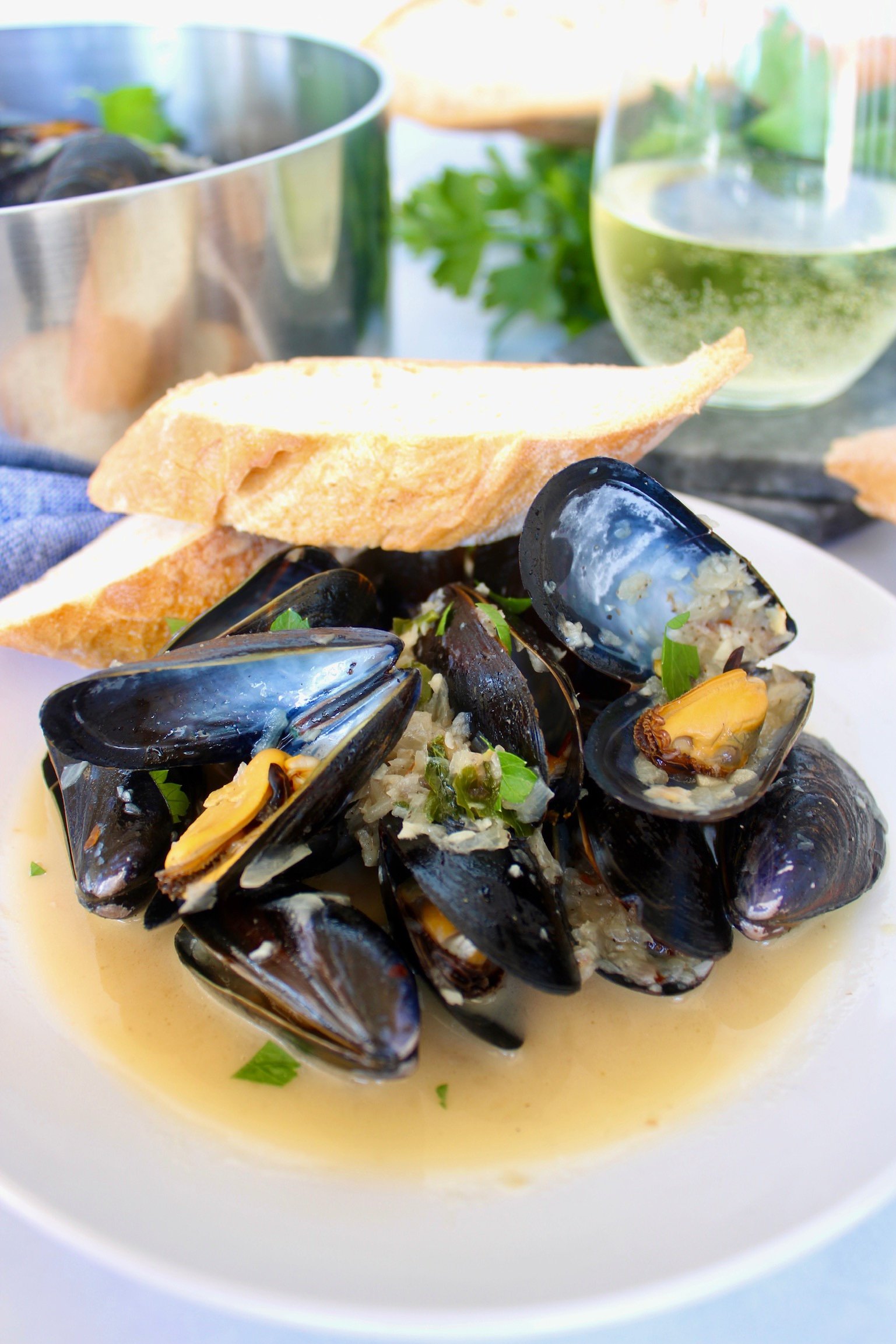 Mussels in White Wine and Garlic Sauce Recipe