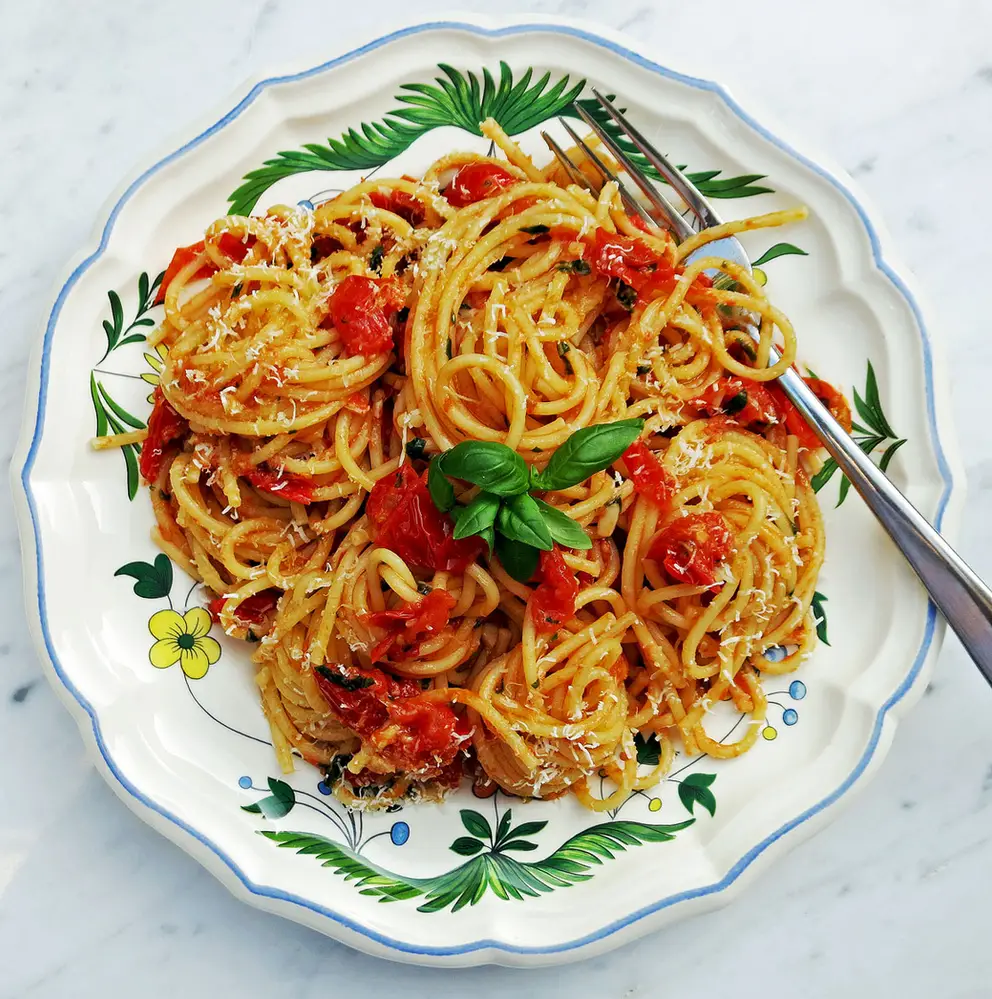 Spaghetti with a fresh baby plum tomatoes and basil sauce